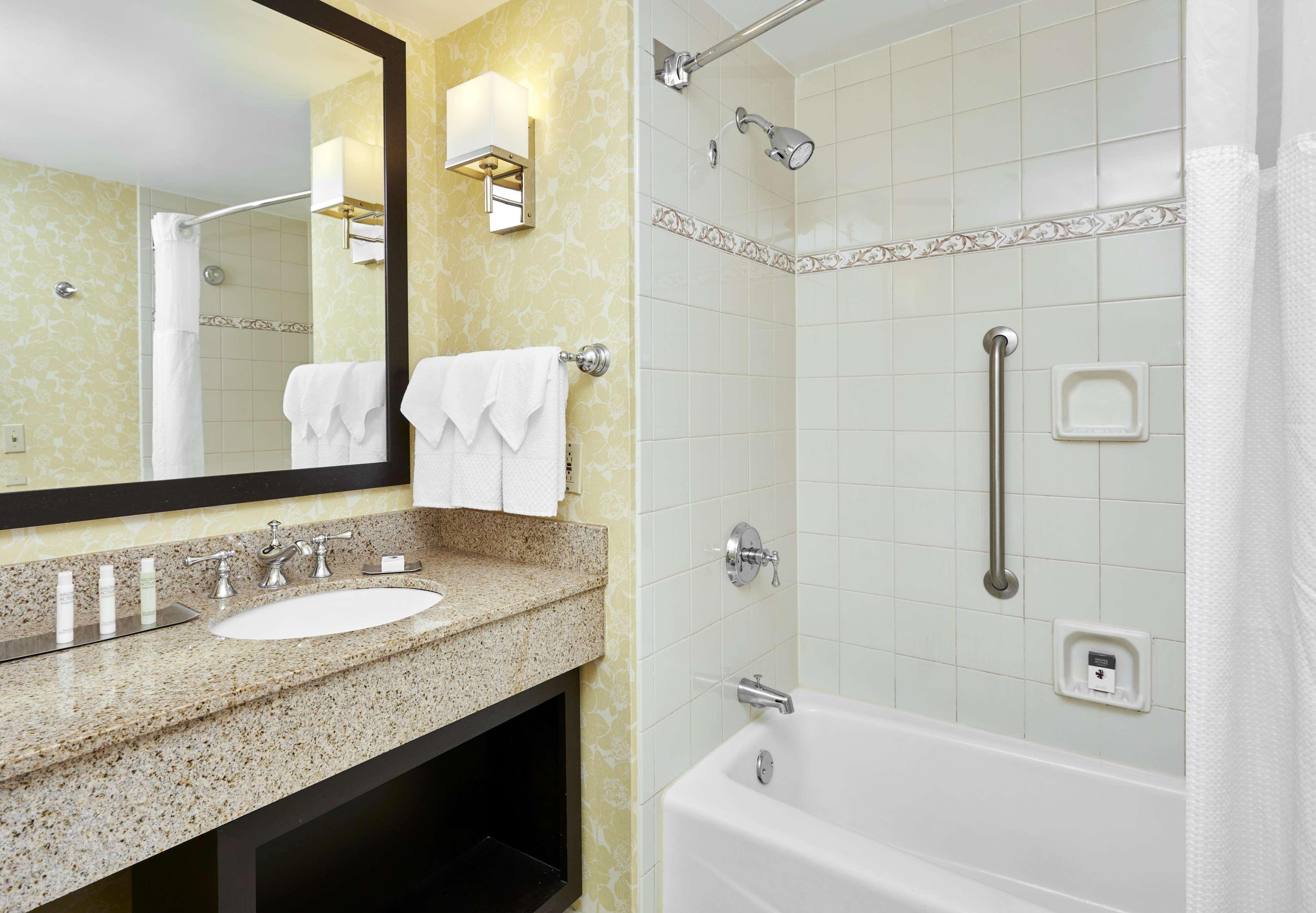 Готель Doubletree By Hilton Charlotte Uptown Екстер'єр фото