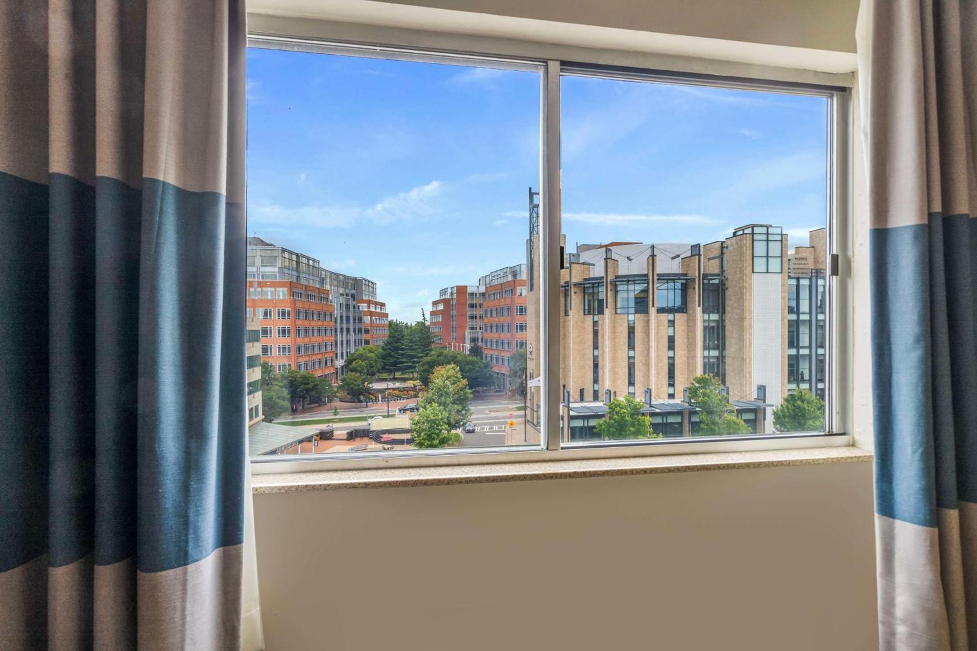Готель Doubletree By Hilton Charlotte Uptown Екстер'єр фото