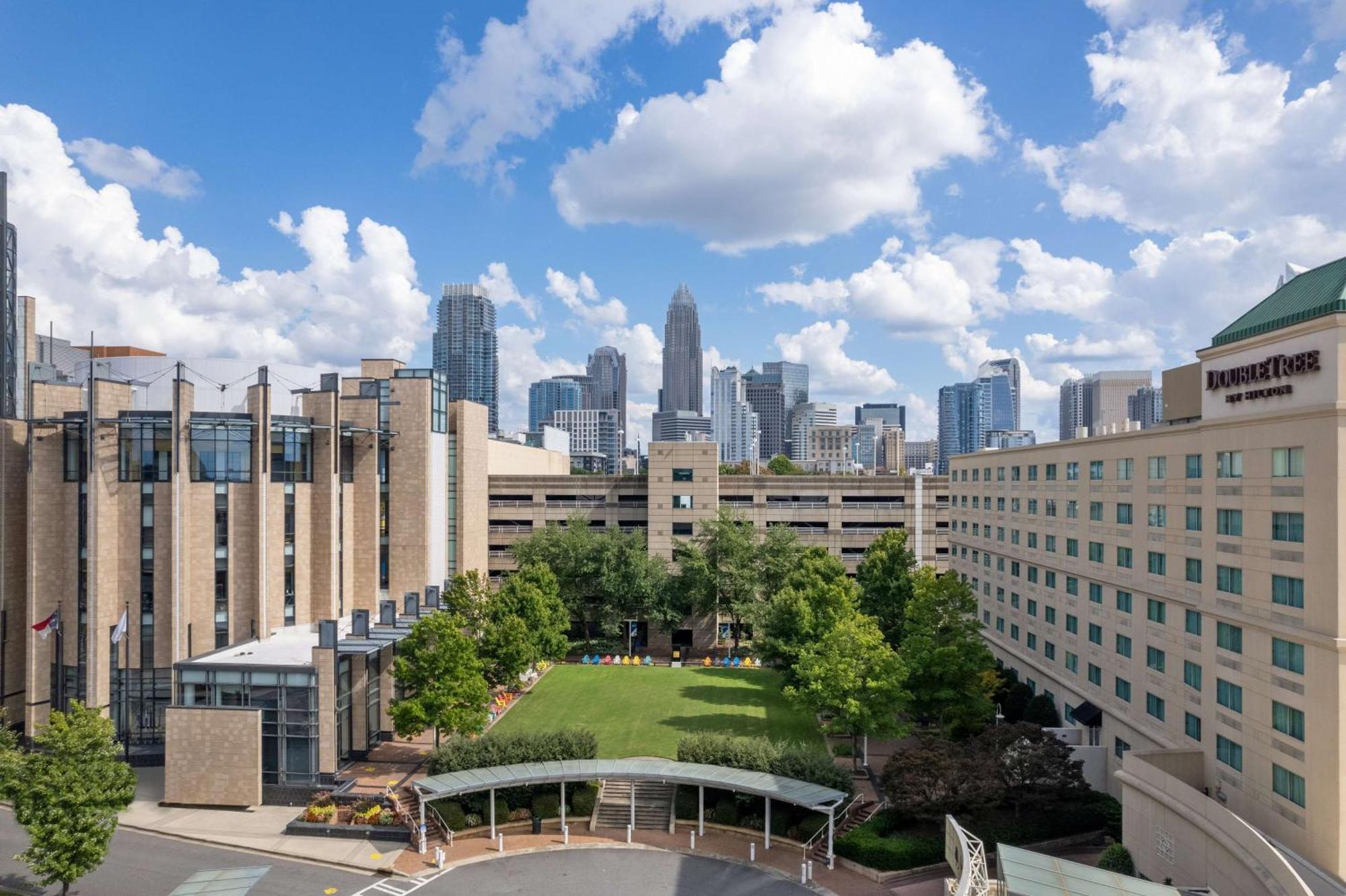Готель Doubletree By Hilton Charlotte Uptown Екстер'єр фото
