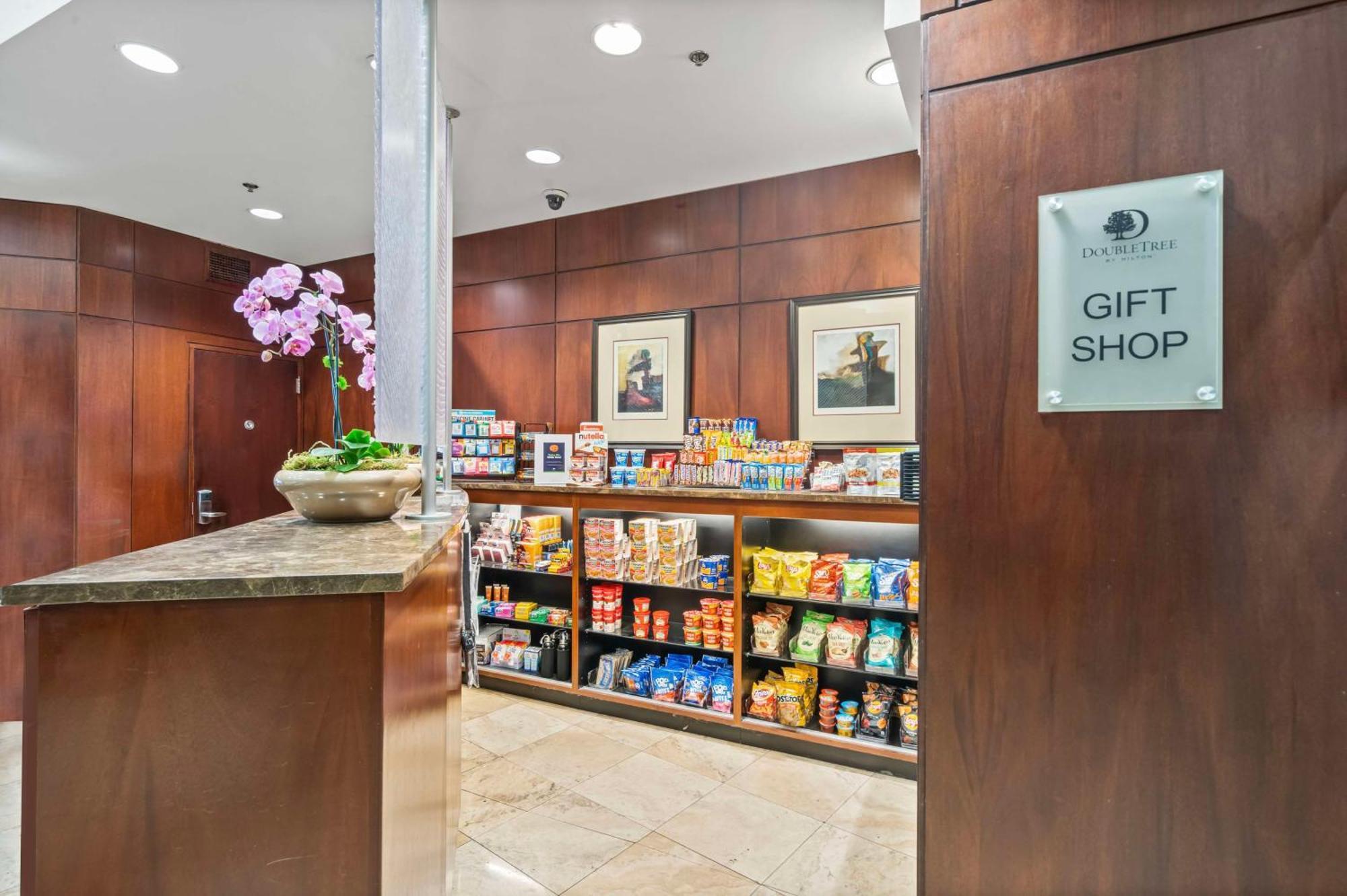Готель Doubletree By Hilton Charlotte Uptown Екстер'єр фото