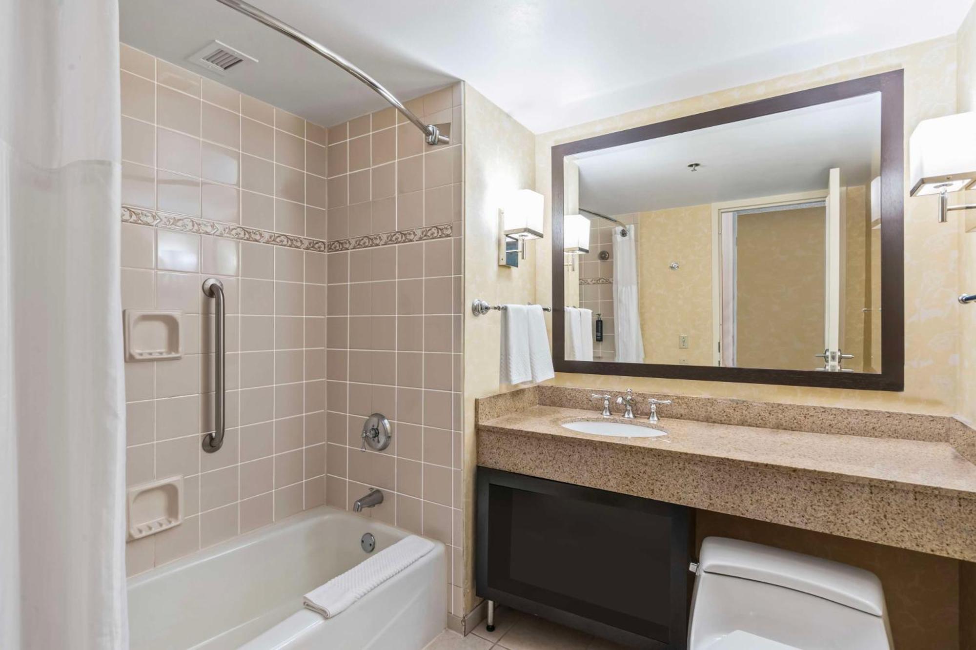 Готель Doubletree By Hilton Charlotte Uptown Екстер'єр фото